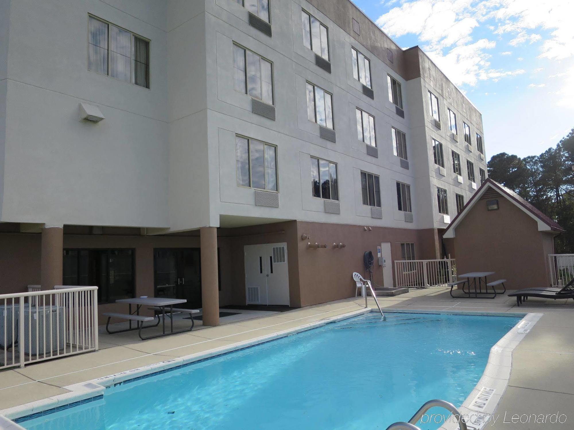 Red Roof Inn & Suites Fayetteville-Fort Bragg Exterior foto